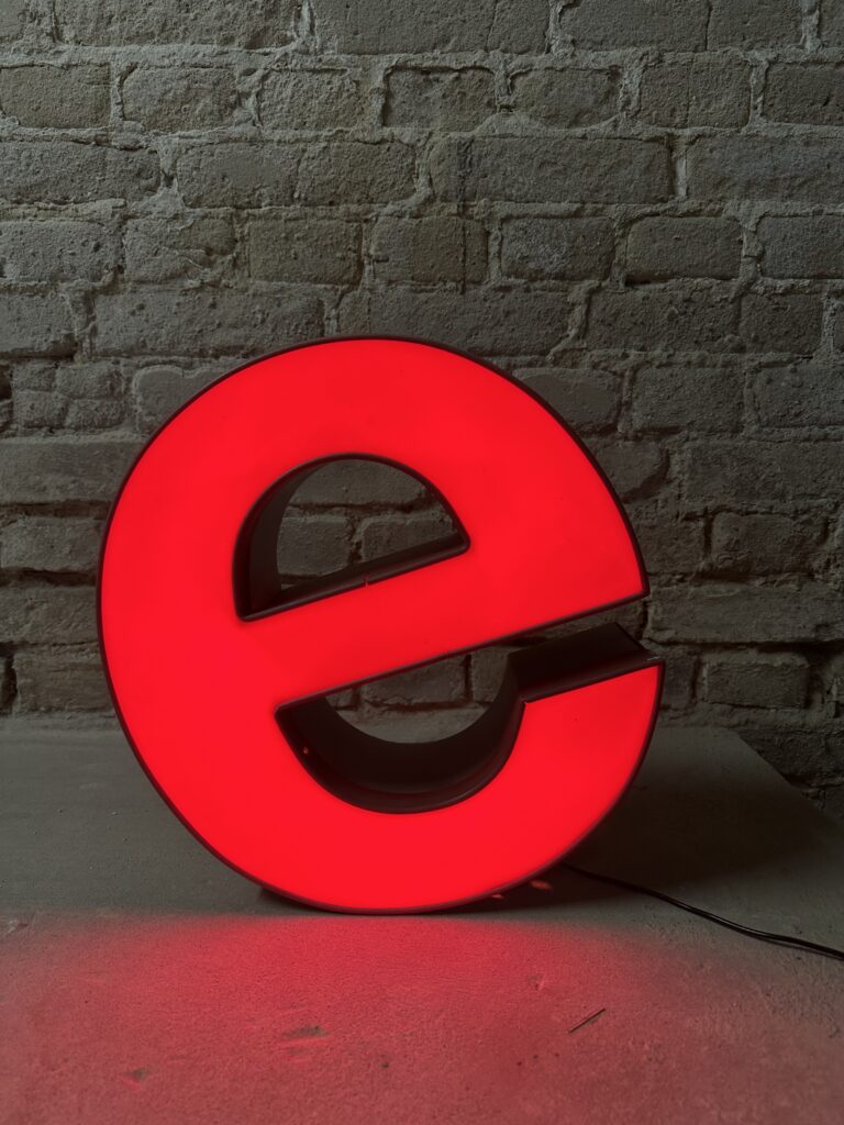 Leuchtbuchstabe e