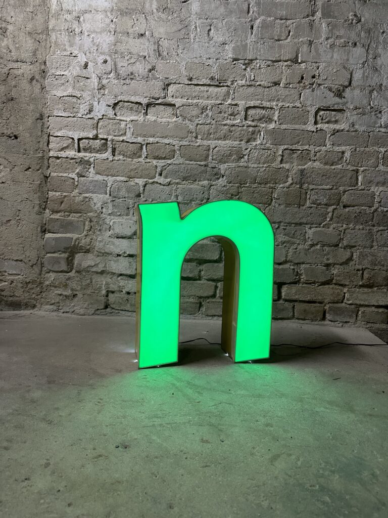 Leuchtbuchstabe n