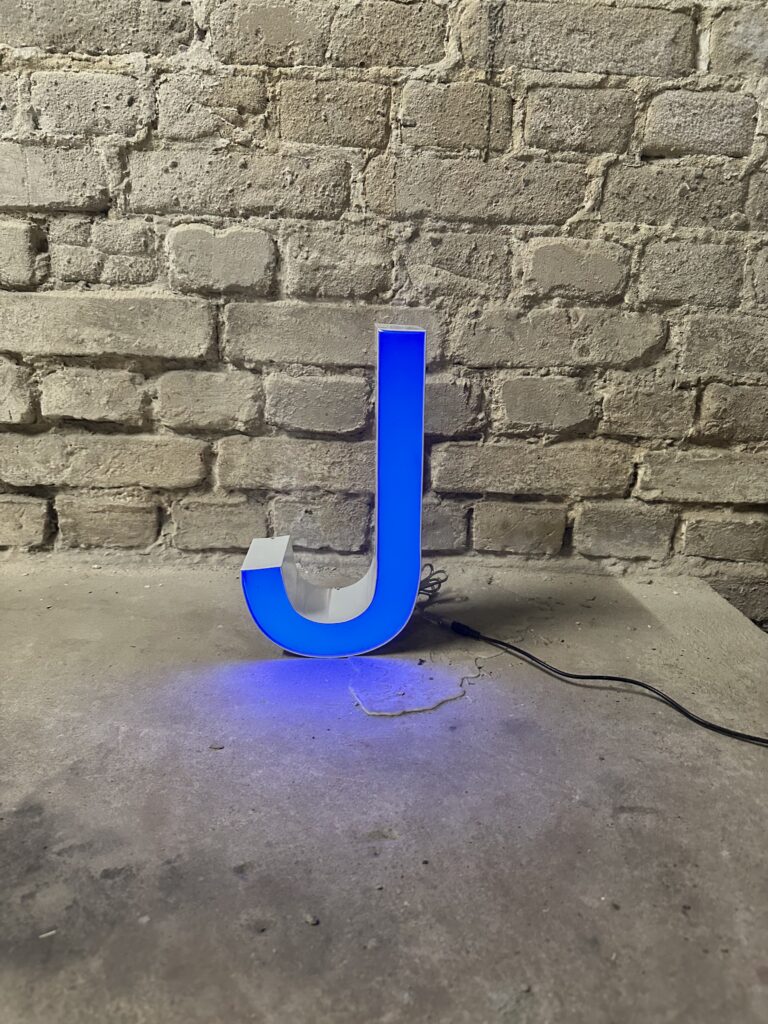 Leuchtbuchstabe J