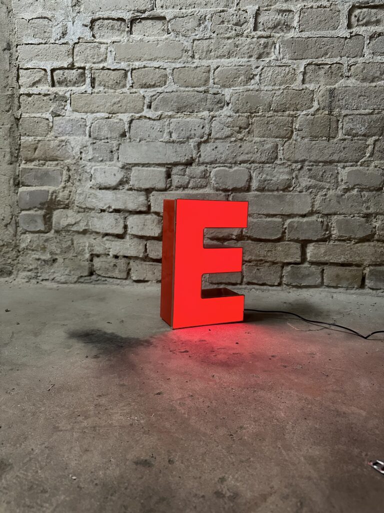 Leuchtbuchstabe E