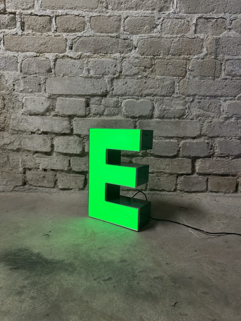Leuchtbuchstabe E